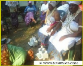 devotee showing respect to Ancestors, Spirits, and Chief Hounon Amengansies as greeting.